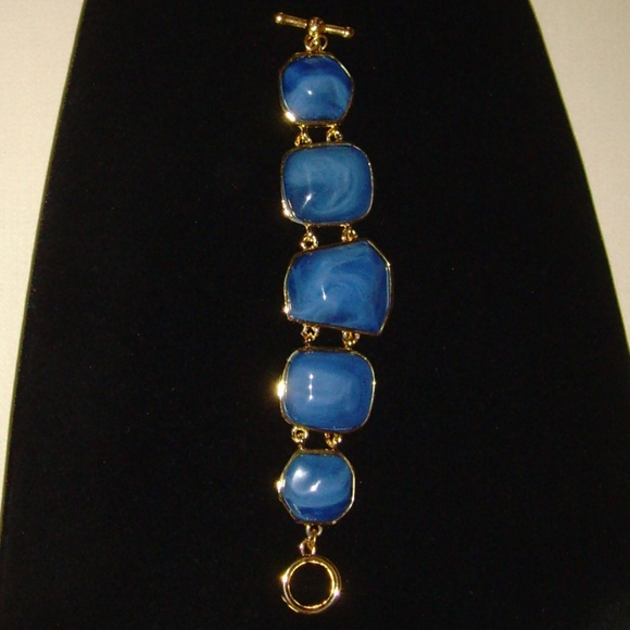 Kenneth Jay Lane Lucite and Gold-Tone Bracelet - Picture 3 of 9